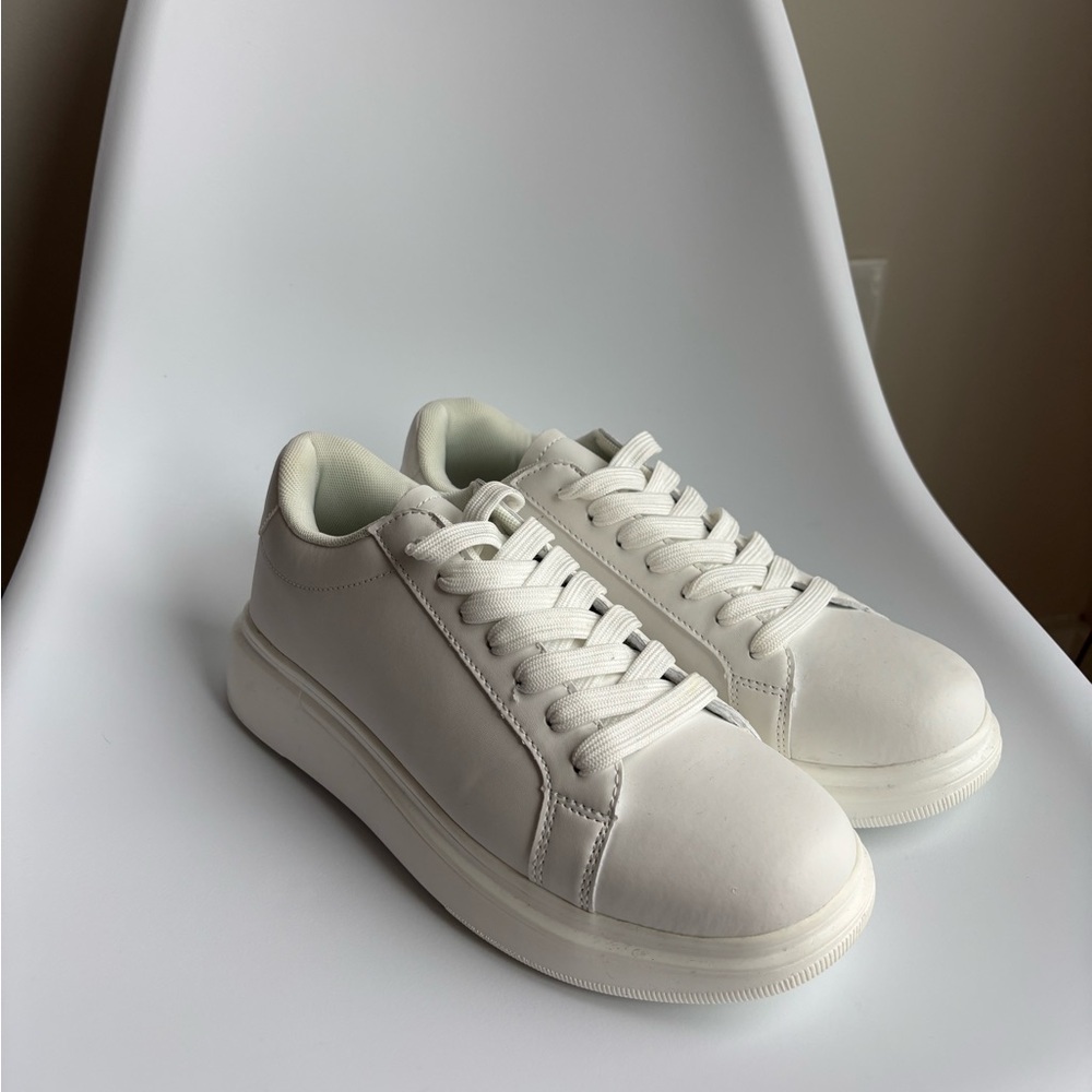 White sneakers unworn (brand new)
Size 9